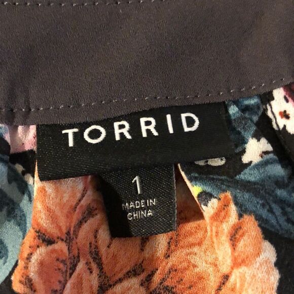 Torrid sleeveless to floral  - Picture 3 of 5